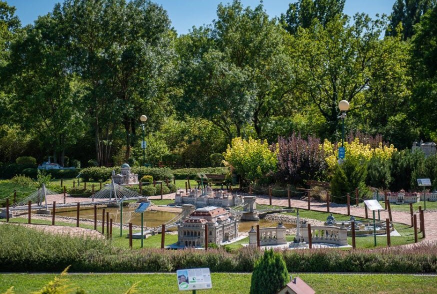 Arborétum a minizoo v Bábolne, Hungary